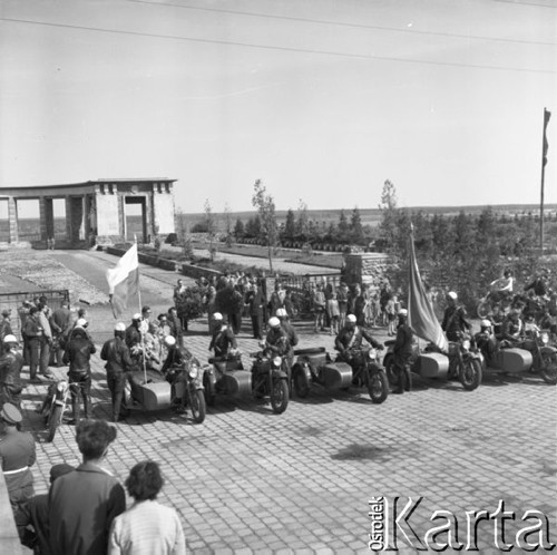 Maj 1958, Pułtusk, Polska.
Zawodnicy radzieccy, uczestnicy Motorowego Rajdu Przyjaźni - Moskwa-Warszawa-Moskwa, odwiedzają Cmentarz Żołnierzy Radzieckich.
Fot. Romuald Broniarek, zbiory Ośrodka KARTA