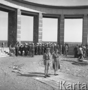 Maj 1958, Pułtusk, Polska.
Zawodnicy radzieccy, uczestnicy Motorowego Rajdu Przyjaźni - Moskwa-Warszawa-Moskwa, odwiedzają Cmentarz Żołnierzy Radzieckich.
Fot. Romuald Broniarek, zbiory Ośrodka KARTA