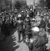 Maj 1958, Polska.
Zawodnicy radzieccy, uczestnicy Motorowego Rajdu Przyjaźni - Moskwa-Warszawa-Moskwa, witani przez mieszkańców miasta.
Fot. Romuald Broniarek, zbiory Ośrodka KARTA