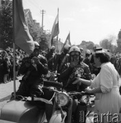 Maj 1958, Polska.
Pielęgniarka wita radzieckich uczestników Motorowego Rajdu Przyjaźni - Moskwa-Warszawa-Moskwa.
Fot. Romuald Broniarek, zbiory Ośrodka KARTA