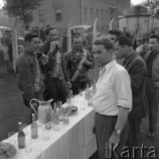 Maj 1958, Olsztyn, Polska.
Poczęstunek dla zawodników radzieckich, uczestników Motorowego Rajdu Przyjaźni - Moskwa-Warszawa-Moskwa. Oranżada i inne napoje na stole.
Fot. Romuald Broniarek, zbiory Ośrodka KARTA