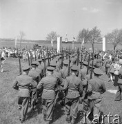 Maj 1958, Grunwald, Polska.
Uroczystości na polu bitwy pod Grunwaldem. Na pierwszym planie żołnierze Ludowego Wojska Polskiego.
Fot. Romuald Broniarek, zbiory Ośrodka KARTA