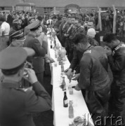 Maj 1958, Polska.
Poczęstunek dla polskich żołnierzy oraz zawodników radzieckich, uczestników Motorowego Rajdu Przyjaźni - Moskwa-Warszawa-Moskwa. Oranżada i inne napoje na stole.
Fot. Romuald Broniarek, zbiory Ośrodka KARTA