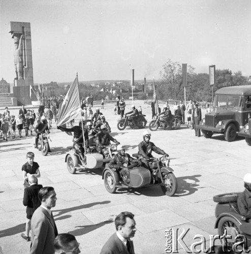 Maj 1958, Olsztyn, Polska.
Zawodnicy radzieccy, uczestnicy Motorowego Rajdu Przyjaźni - Moskwa-Warszawa-Moskwa, pod Pomnikiem Wdzięczności Armii Czerwonej, wzniesionym w 1954 r. wg. projektu Xawerego Dunikowskiego.
Fot. Romuald Broniarek, zbiory Ośrodka KARTA