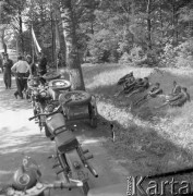 Maj 1958, Polska.
Radzieccy motocykliści, uczestnicy Motorowego Rajdu Przyjaźni - Moskwa-Warszawa-Moskwa, odpoczywają na poboczu drogi.
Fot. Romuald Broniarek, zbiory Ośrodka KARTA