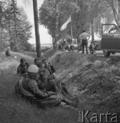 Maj 1958, Polska.
Radzieccy motocykliści, uczestnicy Motorowego Rajdu Przyjaźni - Moskwa-Warszawa-Moskwa, odpoczywają na poboczu drogi.
Fot. Romuald Broniarek, zbiory Ośrodka KARTA