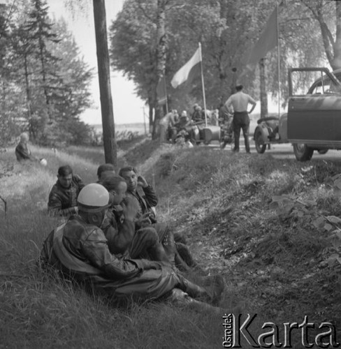 Maj 1958, Polska.
Radzieccy motocykliści, uczestnicy Motorowego Rajdu Przyjaźni - Moskwa-Warszawa-Moskwa, odpoczywają na poboczu drogi.
Fot. Romuald Broniarek, zbiory Ośrodka KARTA