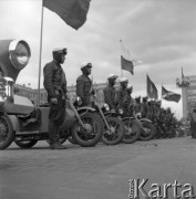 Maj 1958, Warszawa, Polska.
Plac Konstytucji - powitanie radzieckich motocyklistów, uczestników Motorowego Rajdu Przyjaźni - Moskwa-Warszawa-Moskwa.
Fot. Romuald Broniarek, zbiory Ośrodka KARTA