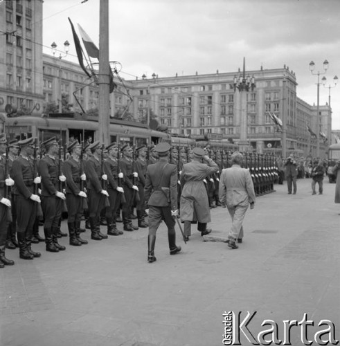 Maj 1958, Warszawa, Polska.
Plac Konstytucji - powitanie radzieckich motocyklistów, uczestników Motorowego Rajdu Przyjaźni - Moskwa-Warszawa-Moskwa.
Fot. Romuald Broniarek, zbiory Ośrodka KARTA