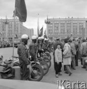 Maj 1958, Warszawa, Polska.
Plac Konstytucji - powitanie radzieckich motocyklistów, uczestników Motorowego Rajdu Przyjaźni - Moskwa-Warszawa-Moskwa.
Fot. Romuald Broniarek, zbiory Ośrodka KARTA