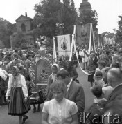 Czerwiec 1958, Łowicz, Polska.
Uroczystości Bożego Ciała - procesja z chorągwiami i feretronami.
Fot. Romuald Broniarek, zbiory Ośrodka KARTA