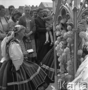Czerwiec 1958, Łowicz, Polska.
Uroczystości Bożego Ciała - kobieta w stroju ludowym trzyma w dłoni książeczkę do nabożeństwa.
Fot. Romuald Broniarek, zbiory Ośrodka KARTA