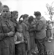 Czerwiec 1958, Polska.
Profesor Łobanow, przewodniczący radzieckiej delegacji Towarzystwa Przyjaźni Polsko-Radzieckiej, wita się z harcerzami.
Fot. Romuald Broniarek, zbiory Ośrodka KARTA