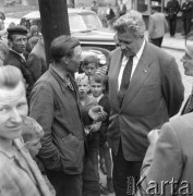 Czerwiec 1958, Polska.
Profesor Łobanow, przewodniczący radzieckiej delegacji Towarzystwa Przyjaźni Polsko-Radzieckiej, rozmawia z mieszkańcami miasta.
Fot. Romuald Broniarek, zbiory Ośrodka KARTA