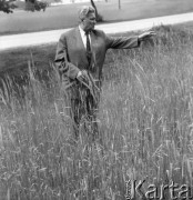 Czerwiec 1958, Polska.
Profesor Łobanow, przewodniczący radzieckiej delegacji Towarzystwa Przyjaźni Polsko-Radzieckiej, stoi na polu wśród łanu zboża.
Fot. Romuald Broniarek, zbiory Ośrodka KARTA