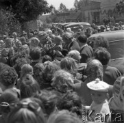 Czerwiec 1958, Polska.
Profesor Łobanow, przewodniczący radzieckiej delegacji Towarzystwa Przyjaźni Polsko-Radzieckiej, z wizytą w Polsce. Mieszkańcy miasteczka witają radziecką delegację.
Fot. Romuald Broniarek, zbiory Ośrodka KARTA