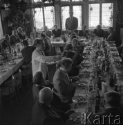 Czerwiec 1958, Polska.
Obiad radzieckiej delegacji Towarzystwa Przyjaźni Polsko-Radzieckiej. Przemawia profesor Łobanow.
Fot. Romuald Broniarek, zbiory Ośrodka KARTA