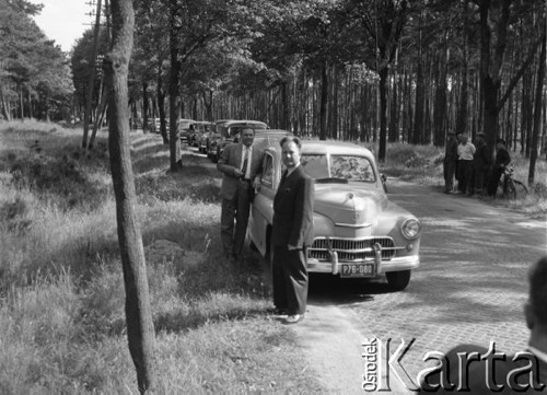 Czerwiec 1958, Polska.
Przejazd radzieckiej delegacji Towarzystwa Przyjaźni Polsko-Radzieckiej, samochody na drodze w lesie.
Fot. Romuald Broniarek, zbiory Ośrodka KARTA