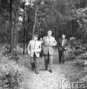 Czerwiec 1958, Polska.
Członkowie radzieckiej delegacji Towarzystwa Przyjaźni Polsko-Radzieckiej na spacerze w lesie, z prawej idzie profesor Łobanow.
Fot. Romuald Broniarek, zbiory Ośrodka KARTA