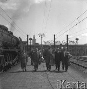 Czerwiec 1958, Warszawa, Polska.
Dworzec Główny - pożegnanie radzieckiej delegacji Towarzystwa Przyjaźni Polsko-Radzieckiej, w środku idzie profesor Łobanow, obok niego (z prawej) gen. Mieczysław Wągrowski, wice przewodniczący TPPR. W tle wieża Pałacu Kultury i Nauki.
Fot. Romuald Broniarek, zbiory Ośrodka KARTA