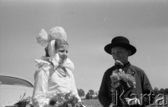 Czerwiec 1958, Polska.
Radziecka delegacja Towarzystwa Przyjaźni Polsko-Radzieckiej, z wizytą w Polsce. Dzieci w strojach ludowych czekają na przyjazd prof. Łobanowa.
Fot. Romuald Broniarek, zbiory Ośrodka KARTA