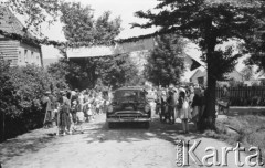 Czerwiec 1958, Polska.
Mieszkańcy wsi witają radziecką delegację Towarzystwa Przyjaźni Polsko-Radzieckiej.
Fot. Romuald Broniarek, zbiory Ośrodka KARTA