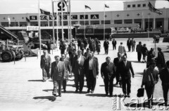 Czerwiec 1958, Poznań, Polska.
Radziecka delegacja Towarzystawa Przyjaźni Polsko-Radzieckiej z profesorem Łobanowem na czele zwiedza Targi Poznańskie. W tle pawilon Szwecji.
Fot. Romuald Broniarek, zbiory Ośrodka KARTA