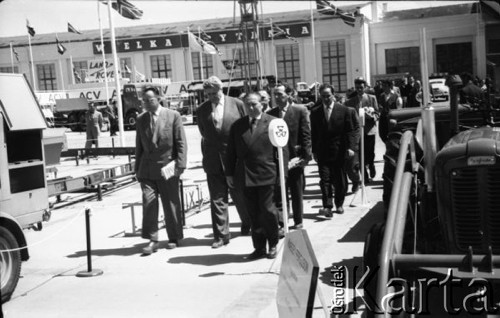 Czerwiec 1958, Poznań, Polska.
Radziecka delegacja Towarzystawa Przyjaźni Polsko-Radzieckiej z profesorem Łobanowem na czele zwiedza Targi Poznańskie. W tle pawilon Wielkiej Brytanii.
Fot. Romuald Broniarek, zbiory Ośrodka KARTA
