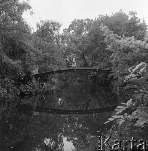 Czerwiec 1958, Żelazowa Wola, Polska.
Park w Żelazowej Woli, kobiety na moście nad Utratą.
Fot. Romuald Broniarek, zbiory Ośrodka KARTA