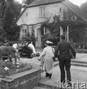 Czerwiec 1958, Żelazowa Wola, Polska.
Muzeum - Dworek Fryderyka Chopina, grupa turystów na ławkach przed budynkiem.
Fot. Romuald Broniarek, zbiory Ośrodka KARTA