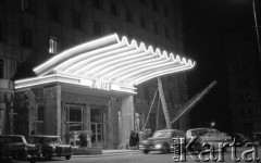 Czerwiec 1958, Warszawa, Polska.
Budowa hotelu Grand, neony nad wejściem do budynku.
Fot. Romuald Broniarek, zbiory Ośrodka KARTA