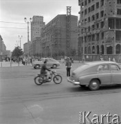 Czerwiec 1958, Warszawa, Polska.
Milicjant kiruje ruchem na skrzyżowaniu ulicy Marszałkowskiej i Świętokrzyskiej, w tle odbudowywany gmach Poczty Głównej oraz hotel Warszawa.
Fot. Romuald Broniarek, zbiory Ośrodka KARTA