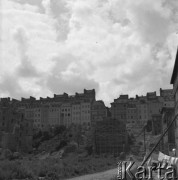 Czerwiec 1958, Warszawa, Polska.
Odbudowane kamienice na Starym Mieście, na pierwszym planie fragmenty ruin i suszące się pranie.
Fot. Romuald Broniarek, zbiory Ośrodka KARTA