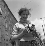 Czerwiec 1958, Warszawa, Polska.
A.L. Kaczawowa, aktorka moskiewskiego teatru MChAT, z aparatem fotograficznym na warszawskiej ulicy.
Fot. Romuald Broniarek, zbiory Ośrodka KARTA