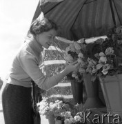 Czerwiec 1958, Warszawa, Polska.
A.L. Kaczawowa, aktorka moskiewskiego teatru MChAT, przy straganie z kwiatami.
Fot. Romuald Broniarek, zbiory Ośrodka KARTA