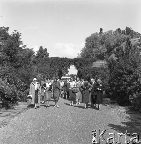 Czerwiec 1958, Żelazowa Wola, Polska.
Artyści moskiewskiego teatru MChAT na wycieczce w Żelazowej Woli.
Fot. Romuald Broniarek, zbiory Ośrodka KARTA