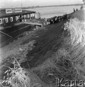 Lipiec 1958, Polska.
Teatr Ziemi Mazowieckiej podczas tournée na barce płynącej z biegiem Wisły - mieszkańcy wsi wchodzą na barkę po trapie.
Fot. Romuald Broniarek, zbiory Ośrodka KARTA