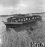 Lipiec 1958, Polska.
Dwaj chłopcy siedzą na brzegu Wisły, w tle barka, którą przypłynęli aktorzy Teatru Ziemi Mazowieckiej.
Fot. Romuald Broniarek, zbiory Ośrodka KARTA