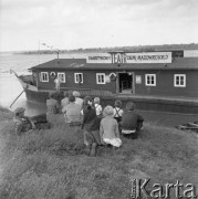 Lipiec 1958, Polska.
Dzieci na brzegu Wisły, w tle barka, którą przypłynęli aktorzy Teatru Ziemi Mazowieckiej.
Fot. Romuald Broniarek, zbiory Ośrodka KARTA