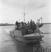 Lipiec 1958, Polska.
Przeprawa przez Wisłę - pasażerowie na łodzi.
Fot. Romuald Broniarek, zbiory Ośrodka KARTA