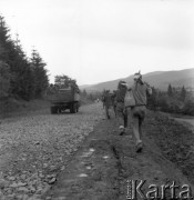 Sierpień 1958, Bieszczady, Polska.
Młodzież z brygady międzynarodowej, pracująca przy budowie drogi w Bieszczadach. 
Fot. Romuald Broniarek, zbiory Ośrodka KARTA