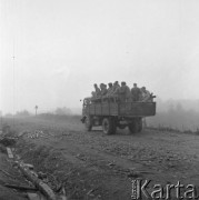 Sierpień 1958, Bieszczady, Polska.
Młodzież z brygady międzynarodowej, pracująca przy budowie drogi w Bieszczadach, jedzie ciężarówką do pracy.
Fot. Romuald Broniarek, zbiory Ośrodka KARTA