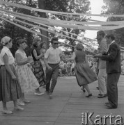 Sierpień 1958, Bieszczady, Polska.
Młodzież z brygady międzynarodowej, pracująca przy budowie drogi w Bieszczadach - występy na scenie.
Fot. Romuald Broniarek, zbiory Ośrodka KARTA