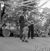 Sierpień 1958, Bieszczady, Polska.
Młodzież z brygady międzynarodowej, pracująca przy budowie drogi w Bieszczadach - występy na scenie.
Fot. Romuald Broniarek, zbiory Ośrodka KARTA