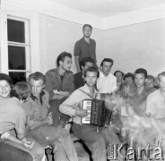 Sierpień 1958, Bieszczady, Polska.
Młodzież z brygady międzynarodowej, pracująca przy budowie drogi w Bieszczadach - wspólne śpiewanie w świetlicy.
Fot. Romuald Broniarek, zbiory Ośrodka KARTA