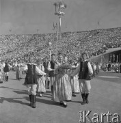 Wrzesień 1958, Warszawa, Polska.
Centralne dożynki na Stadionie Dziesięciolecia, delegacje z plonami.
Fot. Romuald Broniarek, zbiory Ośrodka KARTA