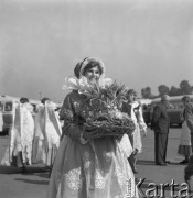 Wrzesień 1958, Warszawa, Polska.
Centralne dożynki na Stadionie Dziesięciolecia, kobieta w stroju ludowym.
Fot. Romuald Broniarek, zbiory Ośrodka KARTA