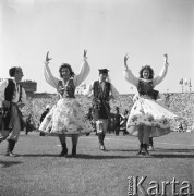 Wrzesień 1958, Warszawa, Polska.
Centralne dożynki na Stadionie Dziesięciolecia, występ zespołu ludowego.
Fot. Romuald Broniarek, zbiory Ośrodka KARTA