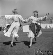 Wrzesień 1958, Warszawa, Polska.
Centralne dożynki na Stadionie Dziesięciolecia, występ zespołu ludowego.
Fot. Romuald Broniarek, zbiory Ośrodka KARTA