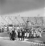 Wrzesień 1958, Warszawa, Polska.
Centralne dożynki na Stadionie Dziesięciolecia, delagacje z plonami.
Fot. Romuald Broniarek, zbiory Ośrodka KARTA